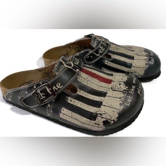 CALCEO BLACK & WHITE, RED PIANO PATTERN, “LET THE MUSIC PLAY” CLOGS. - Picture 4 of 14